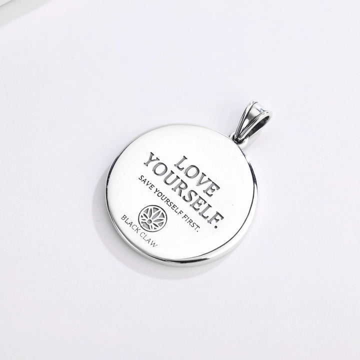 SELF-LIBERATION PENDANT 裏面 BLACK CLAWロゴ刻印